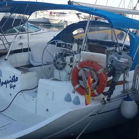Inquieto Botel Estepona